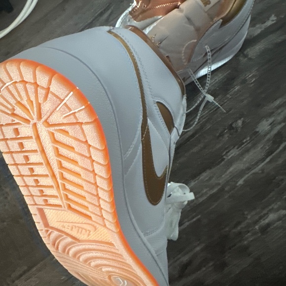 Wmns Air Jordan 1 Retro High OG 'Metallic Gold' Air Jordan / Sneakers - Picture 2 of 3